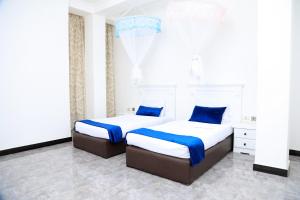 Giường trong phòng chung tại MK Hotel