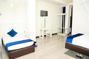 Giường trong phòng chung tại MK Hotel