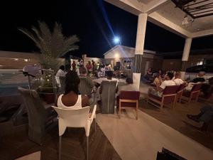 um grupo de pessoas sentadas em cadeiras em um evento em Mdf Saloum em Poundiougne