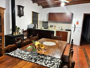 eine Küche und ein Esszimmer mit einem Holztisch in der Unterkunft Rincón del roble in Veinticinco de Mayo