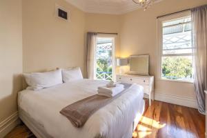 Ένα ή περισσότερα κρεβάτια σε δωμάτιο στο Crescent Villa - Stay Waiheke