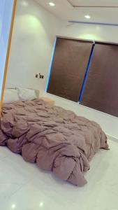 una cama grande en una habitación con ventana en Gazyhomes1, en Lekki