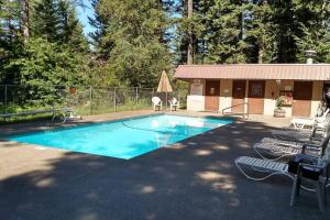 Πισίνα στο ή κοντά στο Chalet Chic! Lake and Ski Access Nearby Fish Pond