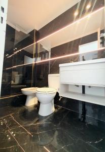 een badkamer met twee toiletten en een wastafel bij Viamonte Che! in Buenos Aires