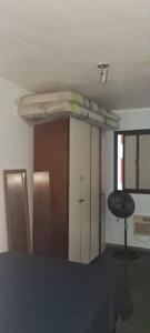 En eller flere senge i et værelse på apartamento 1 quarto