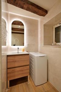 ein Badezimmer mit Waschbecken und Waschmaschine in der Unterkunft Rez de chaussée appartement à Tournus - RIMA in Tournus