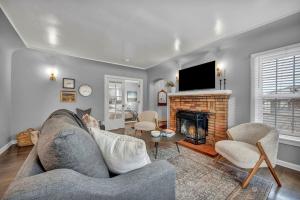 TV a/nebo společenská místnost v ubytování New-Near Midtown-HotTub-Firepit-Arlington Manor