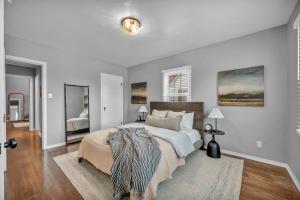 Postel nebo postele na pokoji v ubytování New-Near Midtown-HotTub-Firepit-Arlington Manor