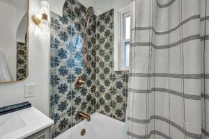 Koupelna v ubytování New-Near Midtown-HotTub-Firepit-Arlington Manor + 60 fotografií