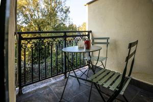 ein kleiner Tisch und zwei Stühle auf einem Balkon in der Unterkunft Supernova House in Aranova