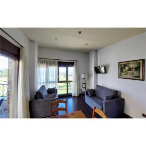 Una sala de estar con dos sofás y una mesa. en Aparthotel Marouco, en A Guarda