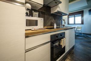 eine Küche mit Mikrowelle und Spüle in der Unterkunft Supernova House in Aranova