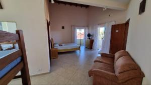 ein Wohnzimmer mit einer Couch und einem Fenster in der Unterkunft Casa da praia pousada in Peruíbe + 28 Fotos