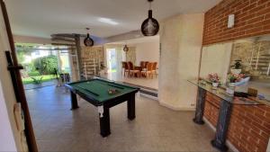 ein Wohnzimmer mit einem Billardtisch darin in der Unterkunft Casa da praia pousada in Peruíbe