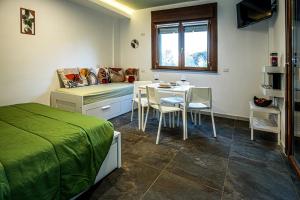 ein Schlafzimmer mit einem Bett und einem Tisch mit Stühlen in der Unterkunft Supernova House in Aranova