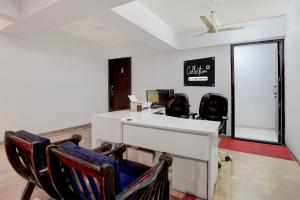 Una oficina con sillas y un escritorio con peluquería. en Collection O Magarpatta City Formerly Ekab Hospitality, en Mundhwa