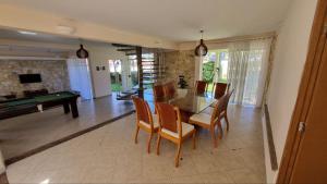 ein Esszimmer mit einer Tischtennisplatte und Stühlen in der Unterkunft Casa da praia pousada in Peruíbe