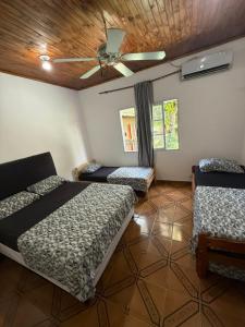 En eller flere senge i et værelse på Cabañas Vacaciones Copadas VC + 56 billeder