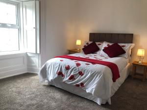 En eller flere senge i et værelse på Ballygroggan Farmhouse - Uk35208 + 10 billeder