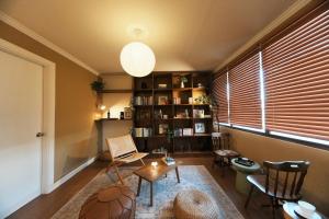 un soggiorno con tavolo, sedie e libreria di The Maximilian Hotel - Cebu a Cebu City