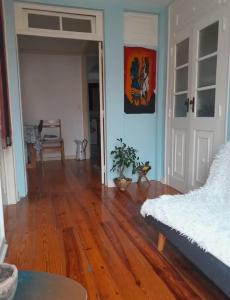 un salon avec un parquet et un canapé dans l'établissement Cozy Room & Kitchenette, à Albertslund