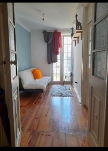 un couloir avec une chambre avec un lit et une porte dans l'établissement Cozy Room & Kitchenette, à Albertslund