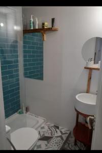 une salle de bains avec lavabo, baignoire et toilettes dans l'établissement Cozy Room & Kitchenette, à Albertslund