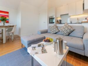 una sala de estar con un sofá y una mesa en Una Aurum 57, en Carbis Bay