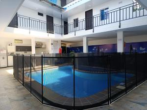 ein Schwimmbad in einem Gebäude mit einem Zaun um ihn herum in der Unterkunft Proyecto tour yuma tatacoa in Villavieja