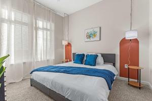 Postel nebo postele na pokoji v ubytování Riviere 2BR Apartment Pet Friendly Oasis Sleeps 6 Close to Epic Universe Pool & Gym