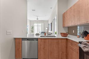 Kuchyň nebo kuchyňský kout v ubytování Riviere 2BR Apartment Pet Friendly Oasis Sleeps 6 Close to Epic Universe Pool & Gym + 55 fotografií