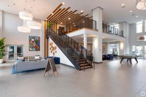 Fotografie z fotogalerie ubytování Riviere 2BR Apartment Pet Friendly Oasis Sleeps 6 Close to Epic Universe Pool & Gym v Orlandu