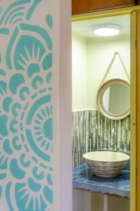 a bathroom with a sink and a mirror at Hospedaje Jazmin Cosquín in Cosquín