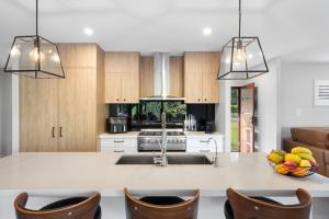 een keuken met een aanrecht met daarop een schaal fruit bij Golden Valley Luxury Hinterland Escape in Valdora