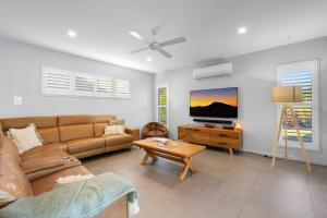 een woonkamer met een bank en een tafel bij Golden Valley Luxury Hinterland Escape in Valdora