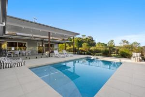 een zwembad in de achtertuin van een huis bij Golden Valley Luxury Hinterland Escape in Valdora