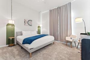 Postel nebo postele na pokoji v ubytování Riviere 3BR Apartment Stylish King Family Pets Friendly Pool & Gym Near Epic Universe