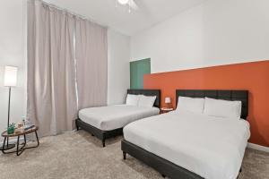 Postel nebo postele na pokoji v ubytování Riviere 3BR Apartment Stylish King Family Pets Friendly Pool & Gym Near Epic Universe