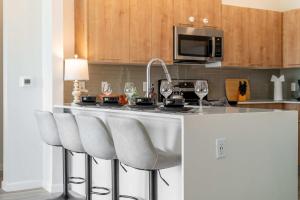 Kuchyň nebo kuchyňský kout v ubytování Riviere 3BR Apartment Stylish King Family Pets Friendly Pool & Gym Near Epic Universe