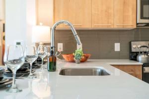 Kuchyň nebo kuchyňský kout v ubytování Riviere 3BR Apartment Stylish King Family Pets Friendly Pool & Gym Near Epic Universe + 56 fotografií