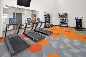 Fitness centrum a/nebo fitness zařízení v ubytování Riviere 3BR Apartment Stylish King Family Pets Friendly Pool & Gym Near Epic Universe