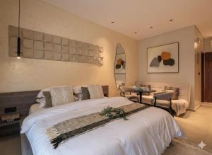 Giường trong phòng chung tại Swiss Lodge, Labone +70 ảnh