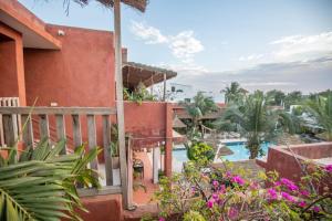 Bazén v ubytování Maison de clara nebo v jeho okolí