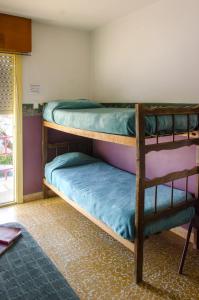 two bunk beds in a room with a window at Hospedaje Jazmin Cosquín in Cosquín