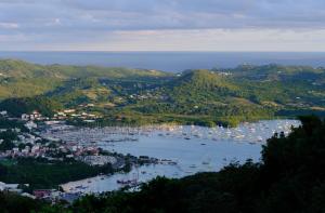 Blick auf einen Hafen mit Booten im Wasser in der Unterkunft Le Tomaflo in Le Marin + 2 Fotos