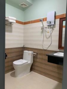 une salle de bains avec toilettes et lavabo dans l'établissement Salt & Wind Living - Phan Rang Beachfront, à Bắc Sớn