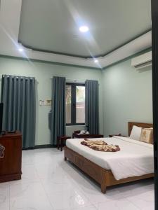 une chambre avec un grand lit et une fenêtre dans l'établissement Salt & Wind Living - Phan Rang Beachfront, à Bắc Sớn