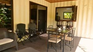 Khu vực ghế ngồi tại M&M Container Home