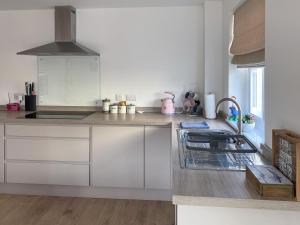 Kuchyň nebo kuchyňský kout v ubytování Gwel Nans