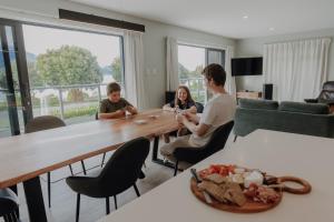 Gæster der bor på Mountain Views Beachfront Central KK0200